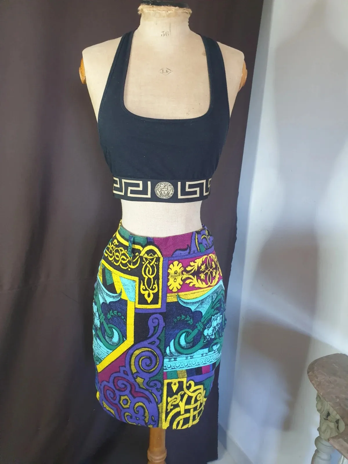 Gianni Versace skirt, vintage piece from the iconic Italian house. Very good condition. Size XS (34). 1