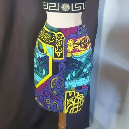 Jupe Gianni Versace, pièce vintage de la maison italienne iconique. Très bon état. Taille XS (34).