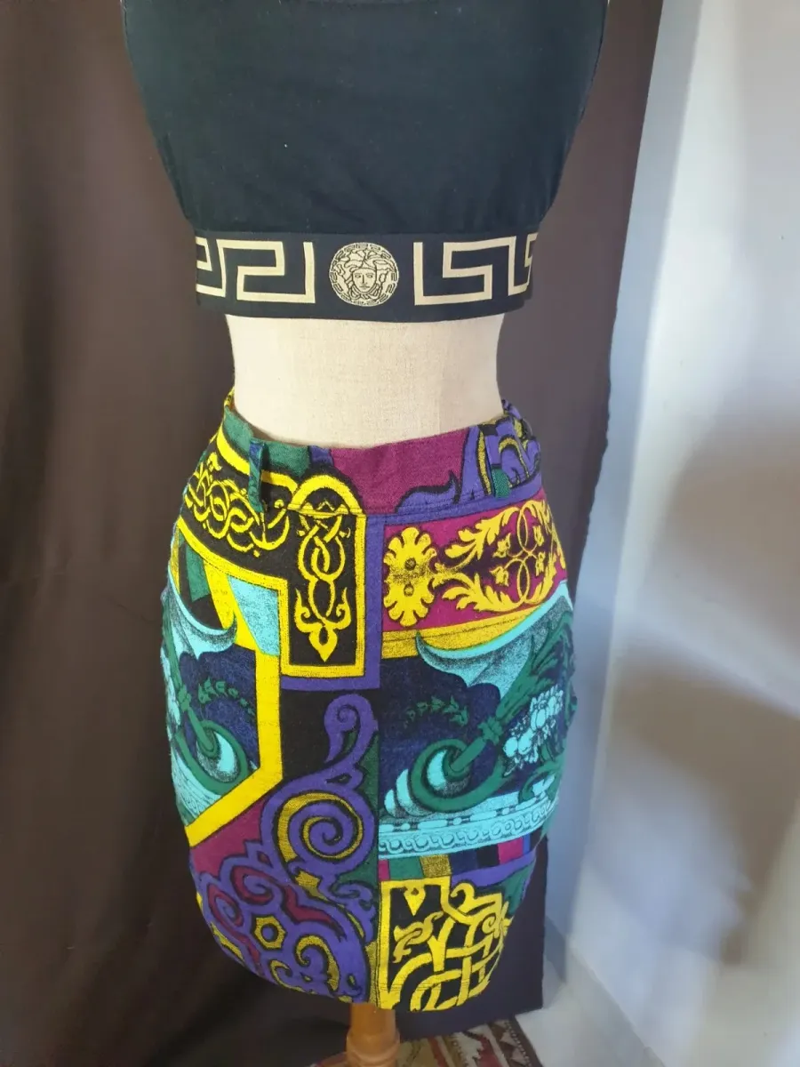 Jupe Gianni Versace, pièce vintage de la maison italienne iconique. Très bon état. Taille XS (34). 3
