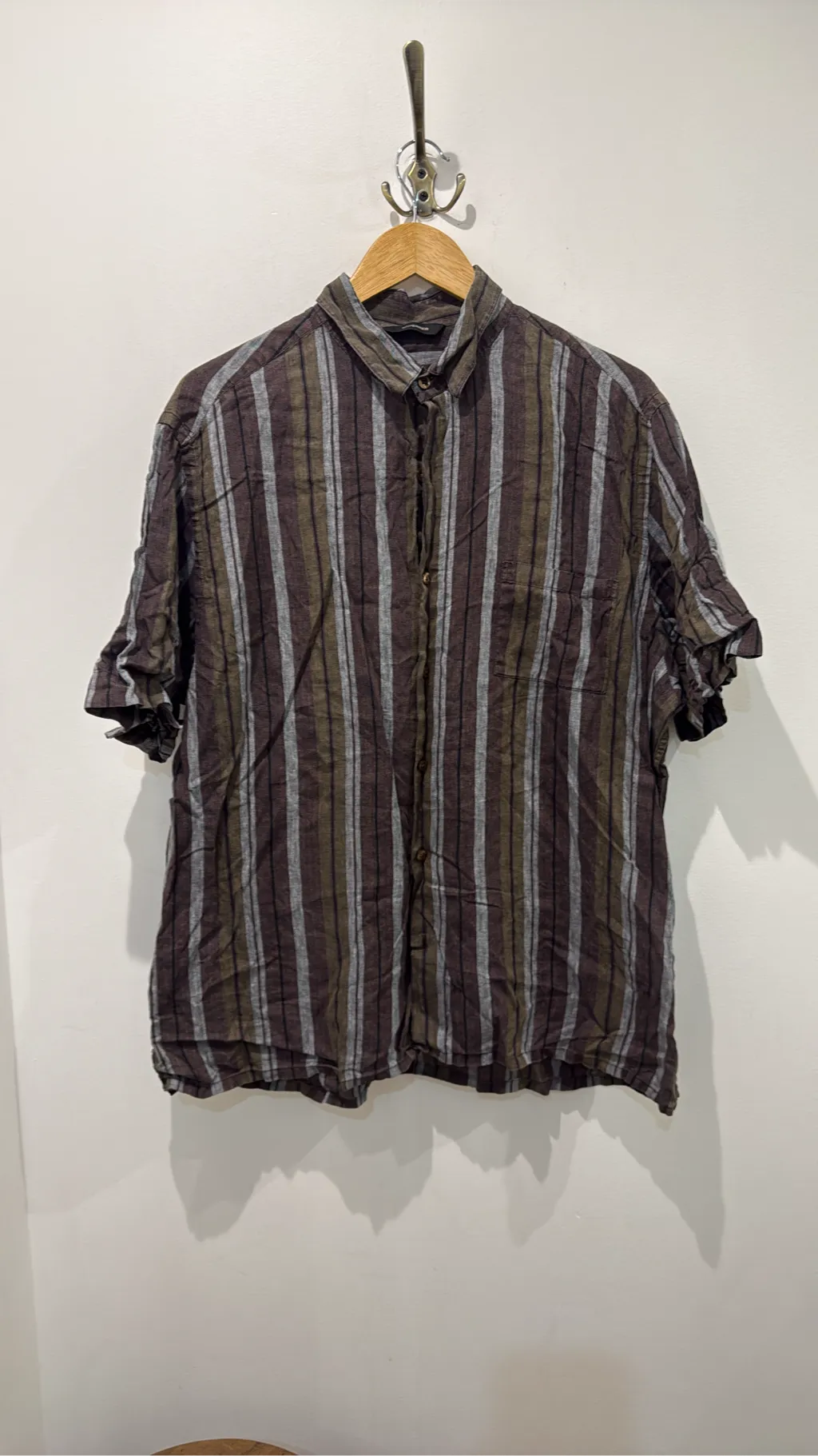 Chemise à manches courtes rayée de la marque Scherrer, aux couleurs marron, kaki et gris clair.