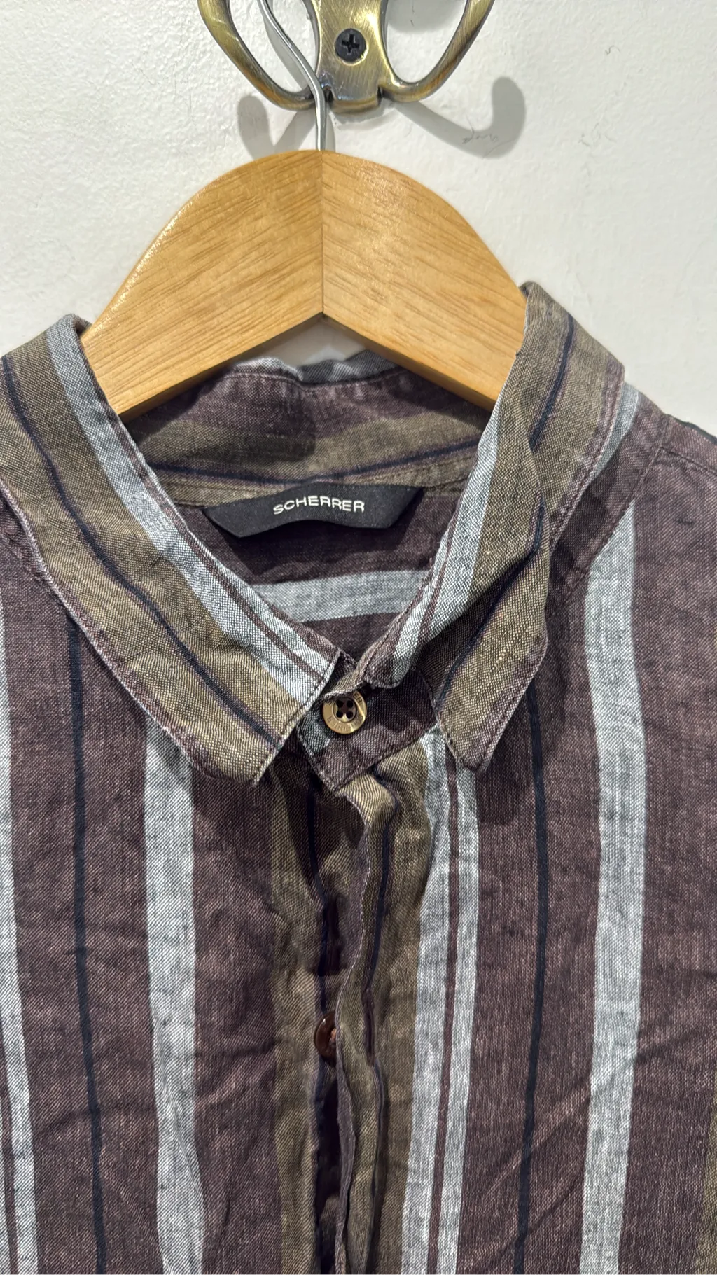 Chemise à manches courtes rayée de la marque Scherrer, aux couleurs marron, kaki et gris clair. 2