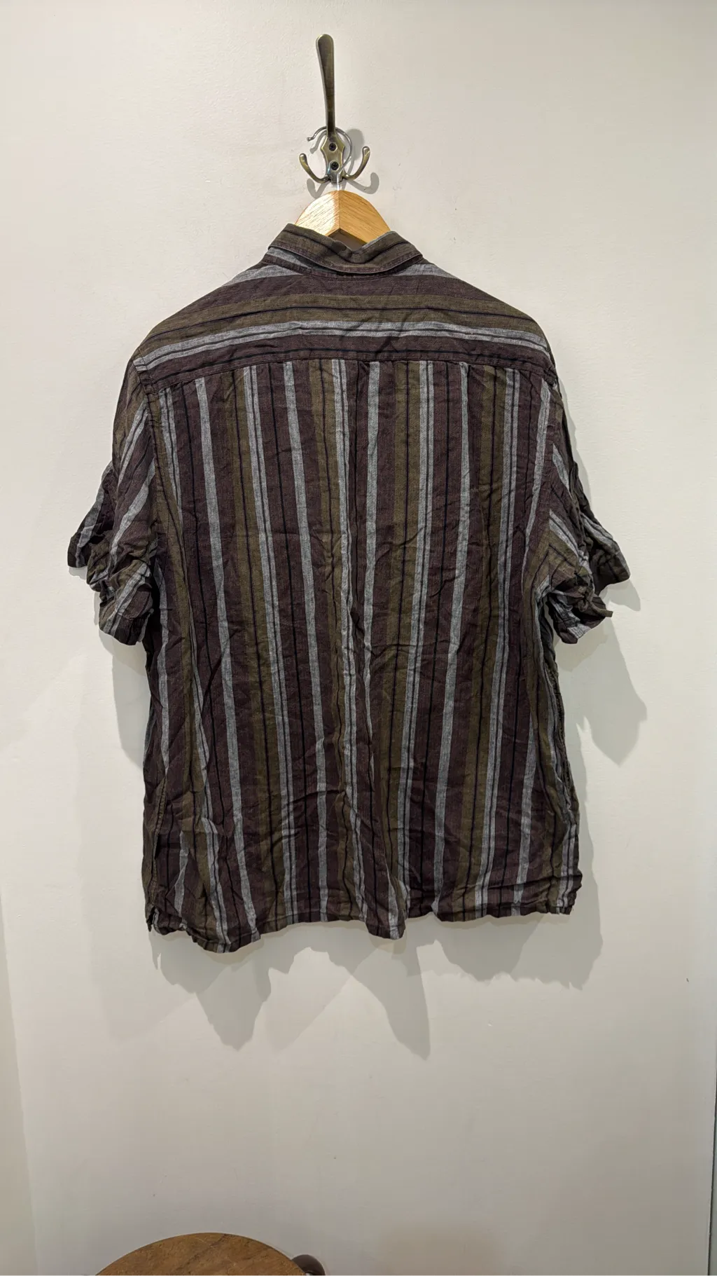 Chemise à manches courtes rayée de la marque Scherrer, aux couleurs marron, kaki et gris clair. 3