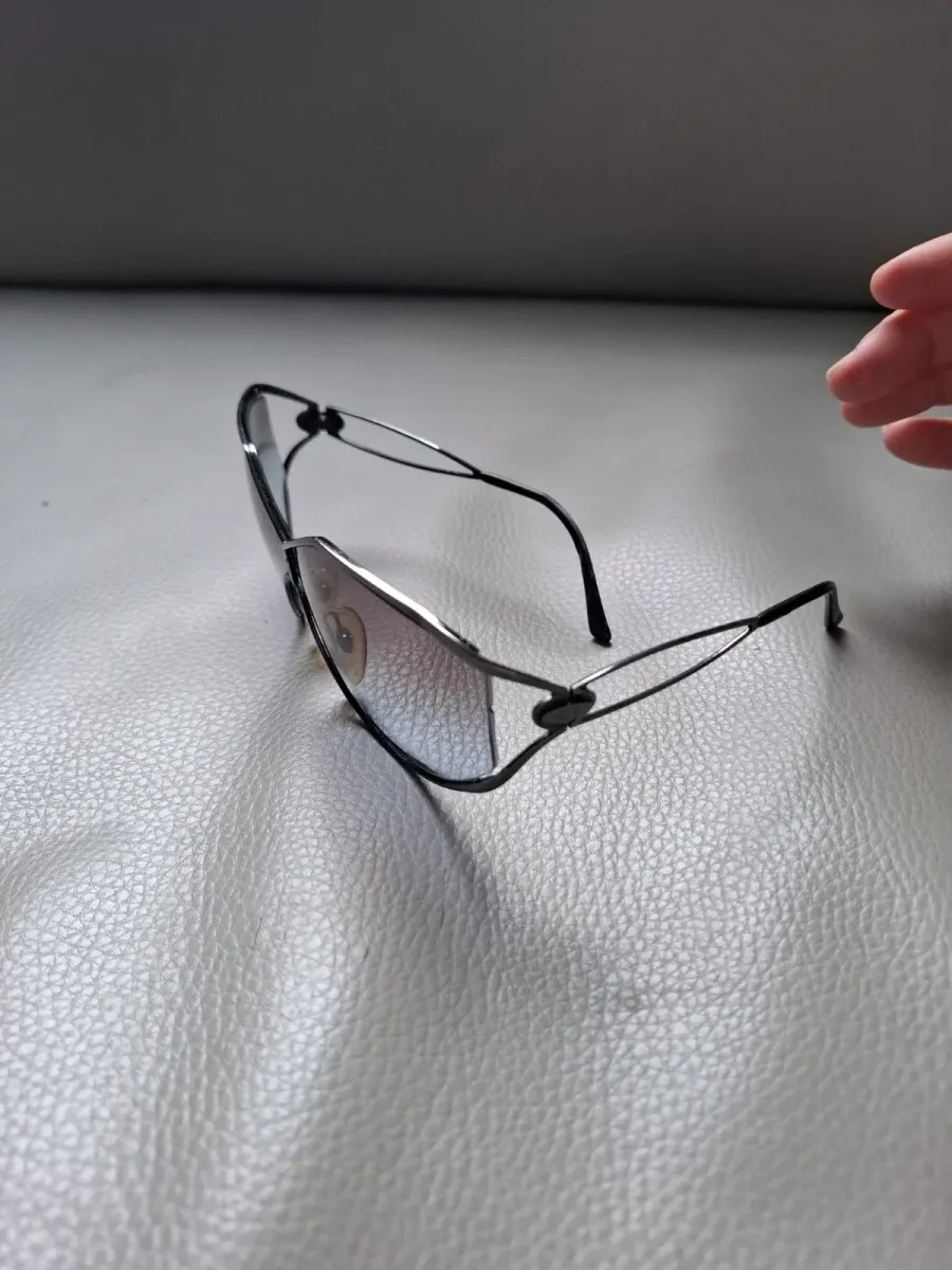 Lunettes Christian Dior en gris et noir, accessoire vintage de la maison de couture. Très bon état. 6