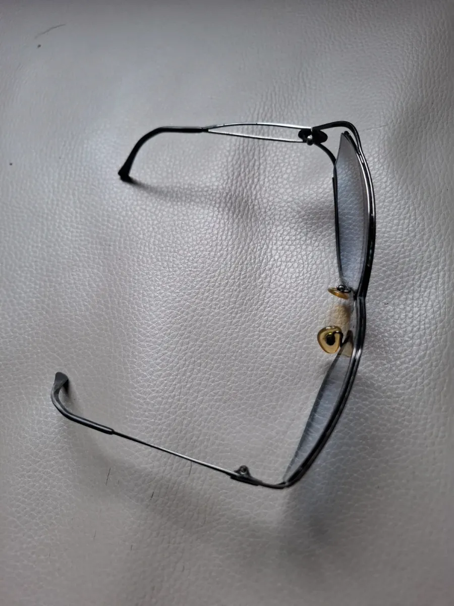 Lunettes Christian Dior en gris et noir, accessoire vintage de la maison de couture. Très bon état. 3