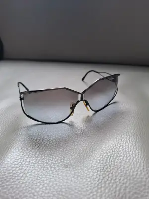 Lunettes Christian Dior en gris et noir, accessoire vintage de la maison de couture. Très bon état.
