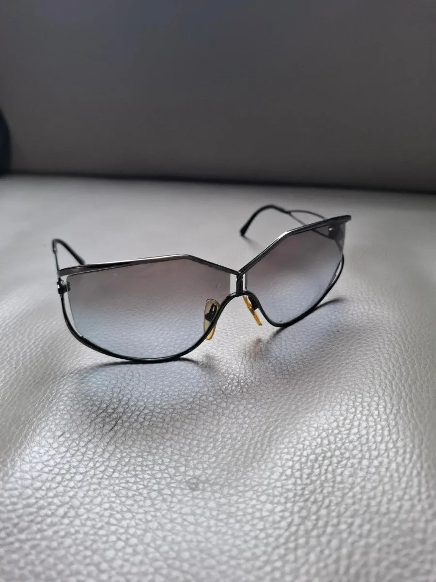 Lunettes Christian Dior en gris et noir, accessoire vintage de la maison de couture. Très bon état.