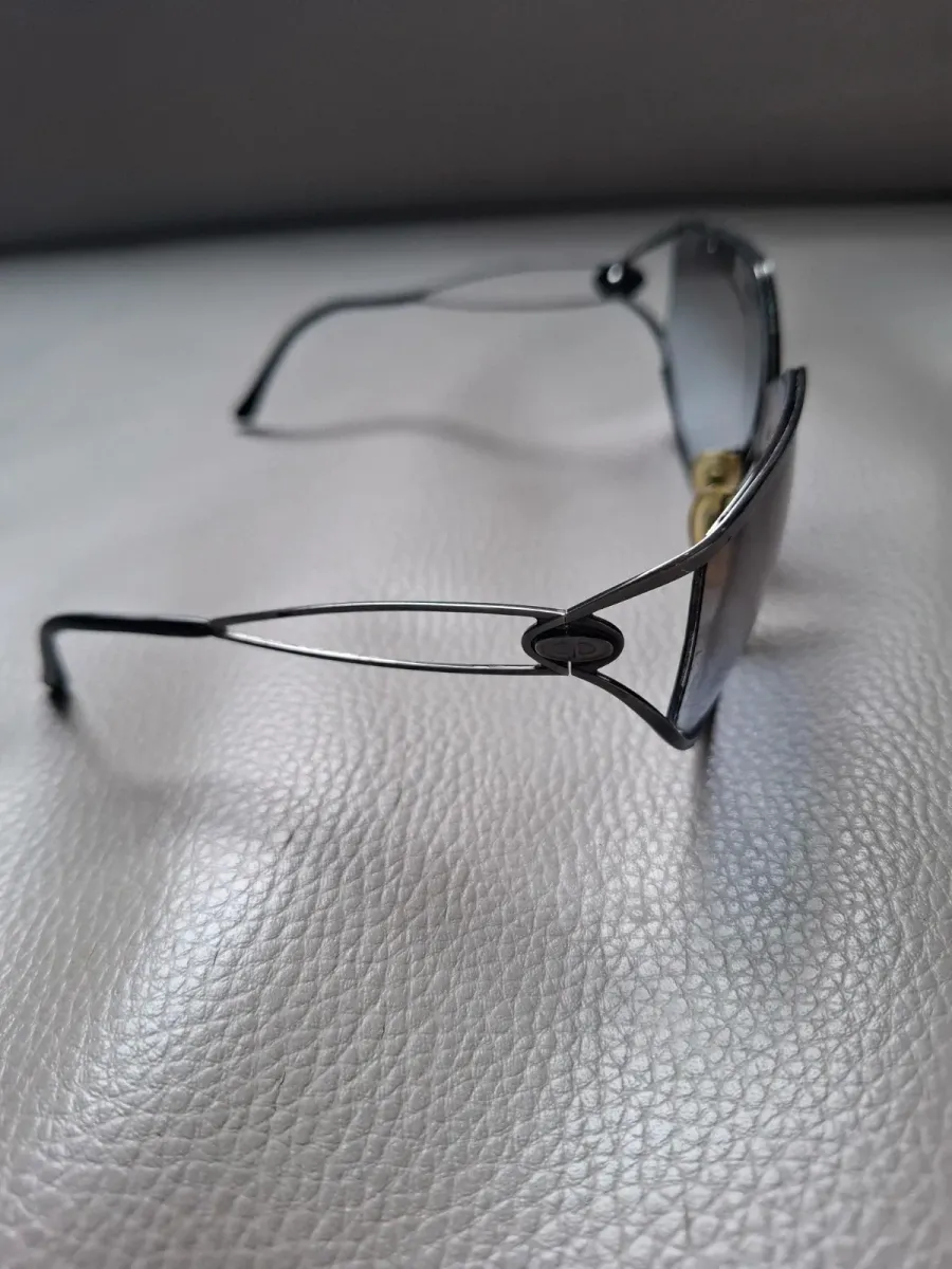 Lunettes Christian Dior en gris et noir, accessoire vintage de la maison de couture. Très bon état. 2