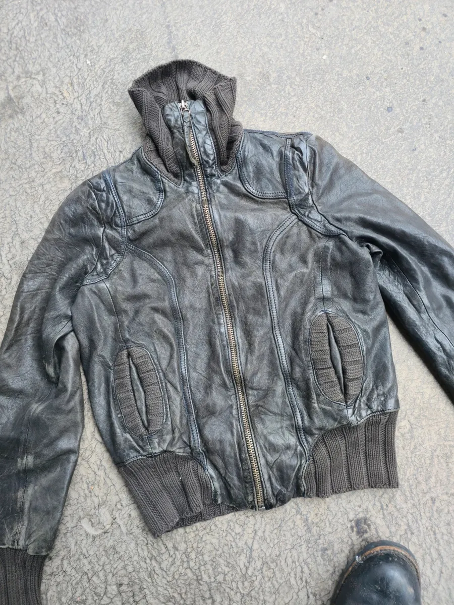 Veste en cuir
gopecore avant-garde nouvelle vague Y2K us 50 60 70 brutaliste organique vintage og 90 archives vintage designer marithé japanese fashion japan tokyo techwear avant garde oversized deconstructed asymmetric tailored utility selvedge washed patchwork statement rare iconic collector archive fashion archives 2000s high fashion luxury experimental 2