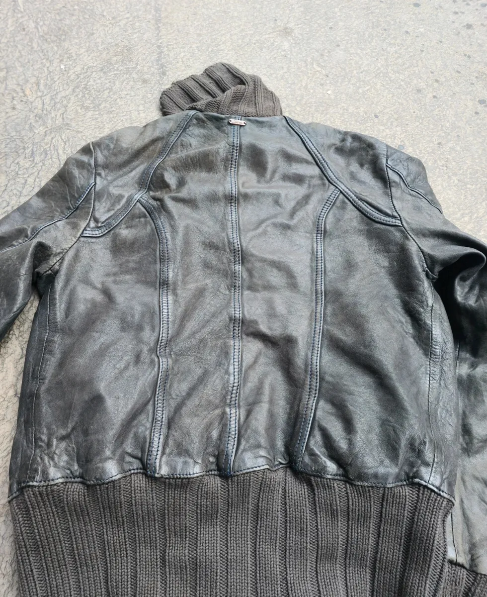 Veste en cuir
gopecore avant-garde nouvelle vague Y2K us 50 60 70 brutaliste organique vintage og 90 archives vintage designer marithé japanese fashion japan tokyo techwear avant garde oversized deconstructed asymmetric tailored utility selvedge washed patchwork statement rare iconic collector archive fashion archives 2000s high fashion luxury experimental 6