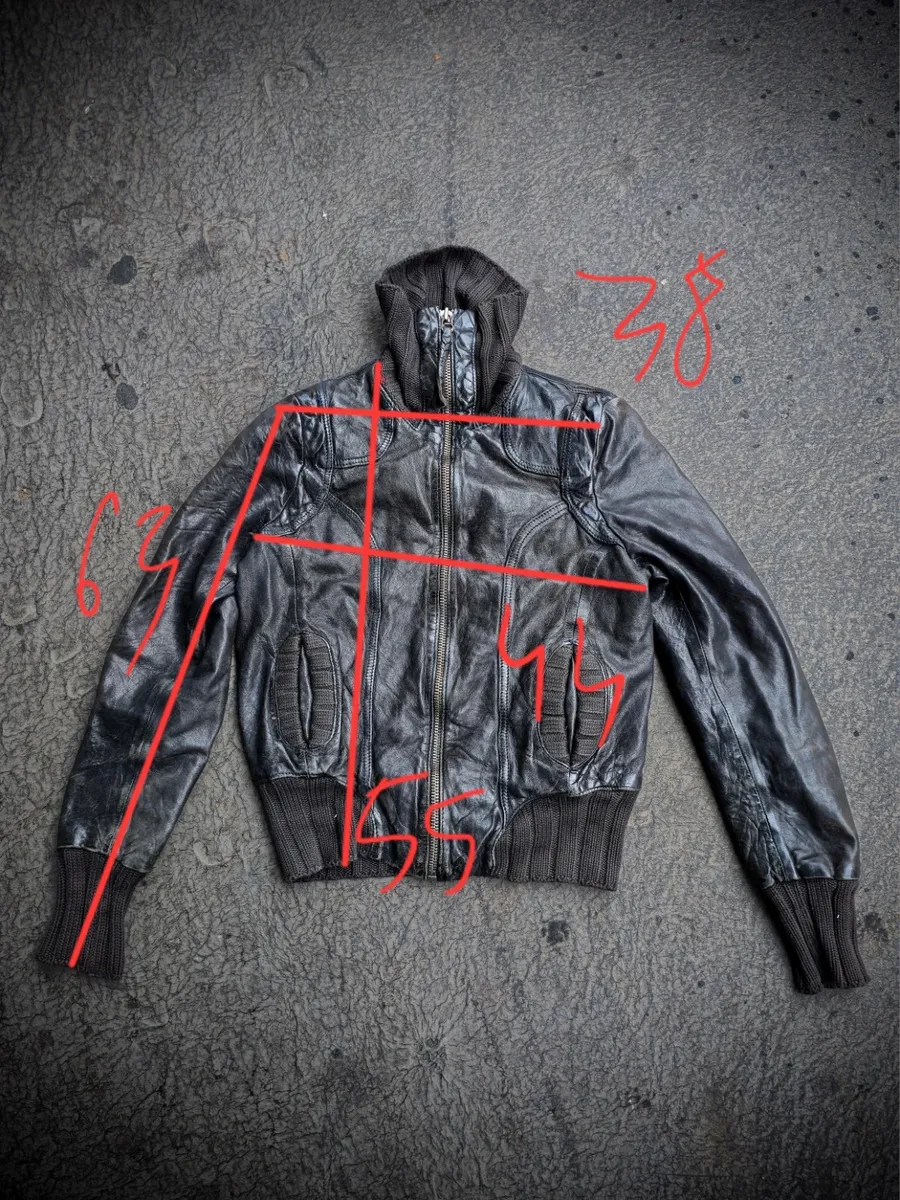 Veste en cuir
gopecore avant-garde nouvelle vague Y2K us 50 60 70 brutaliste organique vintage og 90 archives vintage designer marithé japanese fashion japan tokyo techwear avant garde oversized deconstructed asymmetric tailored utility selvedge washed patchwork statement rare iconic collector archive fashion archives 2000s high fashion luxury experimental 5