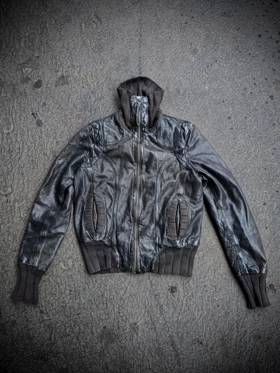 Veste en cuir
gopecore avant-garde nouvelle vague Y2K us 50 60 70 brutaliste organique vintage og 90 archives vintage designer marithé japanese fashion japan tokyo techwear avant garde oversized deconstructed asymmetric tailored utility selvedge washed patchwork statement rare iconic collector archive fashion archives 2000s high fashion luxury experimental