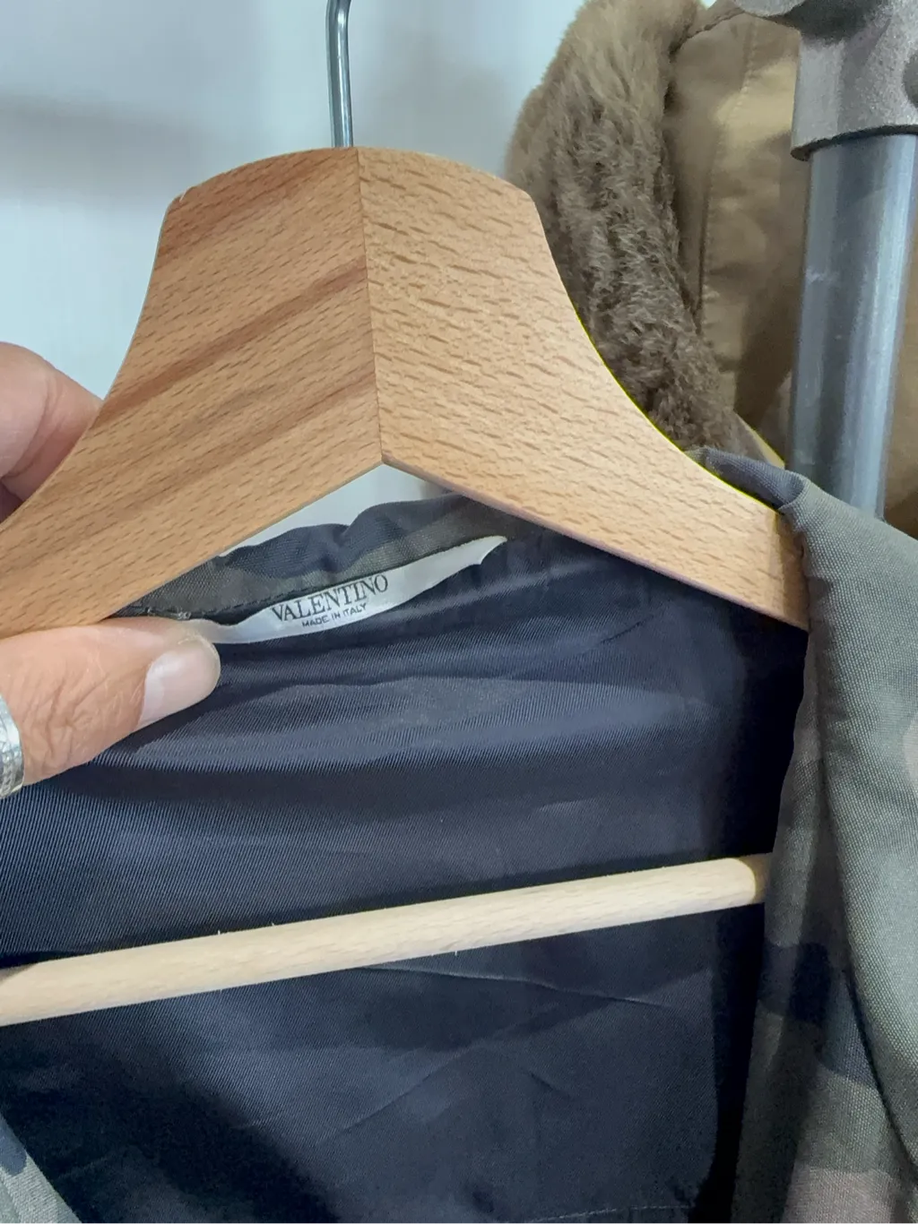 Veste à capuche camouflage Valentino zippée. 3