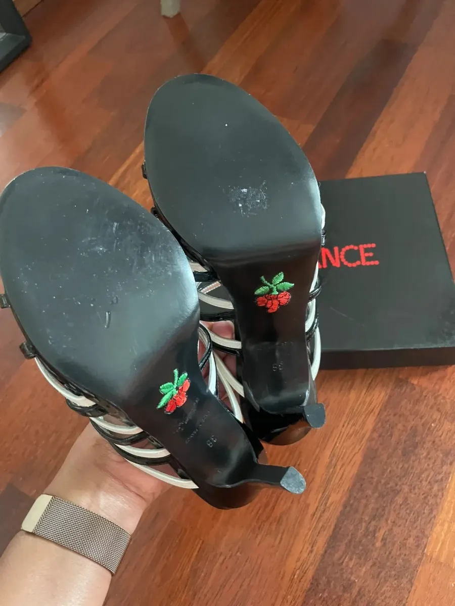 Sandale/mule 
Free-lance 
Taille 38 (trop grande pour moi..) je fais plutôt un 37,5cm … 
Porte 1 fois 
Envoie rapide 5
