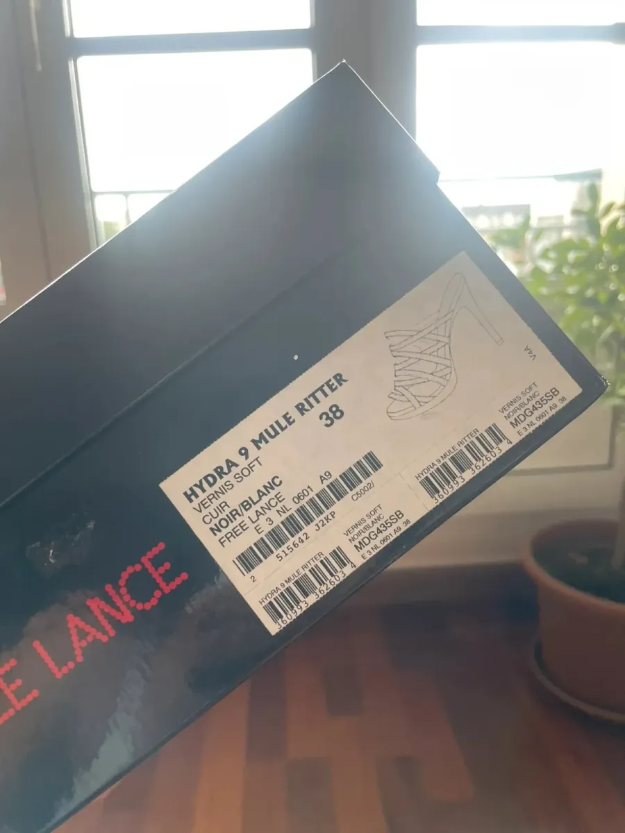 Sandale/mule 
Free-lance 
Taille 38 (trop grande pour moi..) je fais plutôt un 37,5cm … 
Porte 1 fois 
Envoie rapide 6
