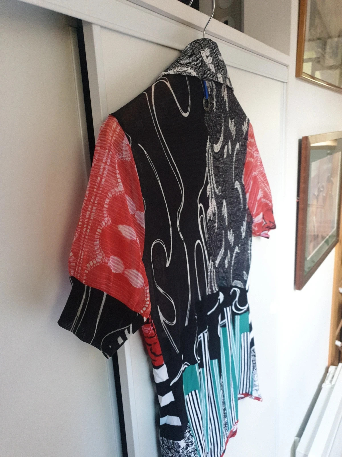 Splendide chemise de la célèbre marque italienne Save the queen. Des couleurs chatoyantes pour démarrer l'été. Agréable et confortable pour un look tendance et original. De nombreux détails propres à la marque. Un bijou. Quasi neuf car peu porté.
Envoi uniquement par chronopost et colissimo. 13