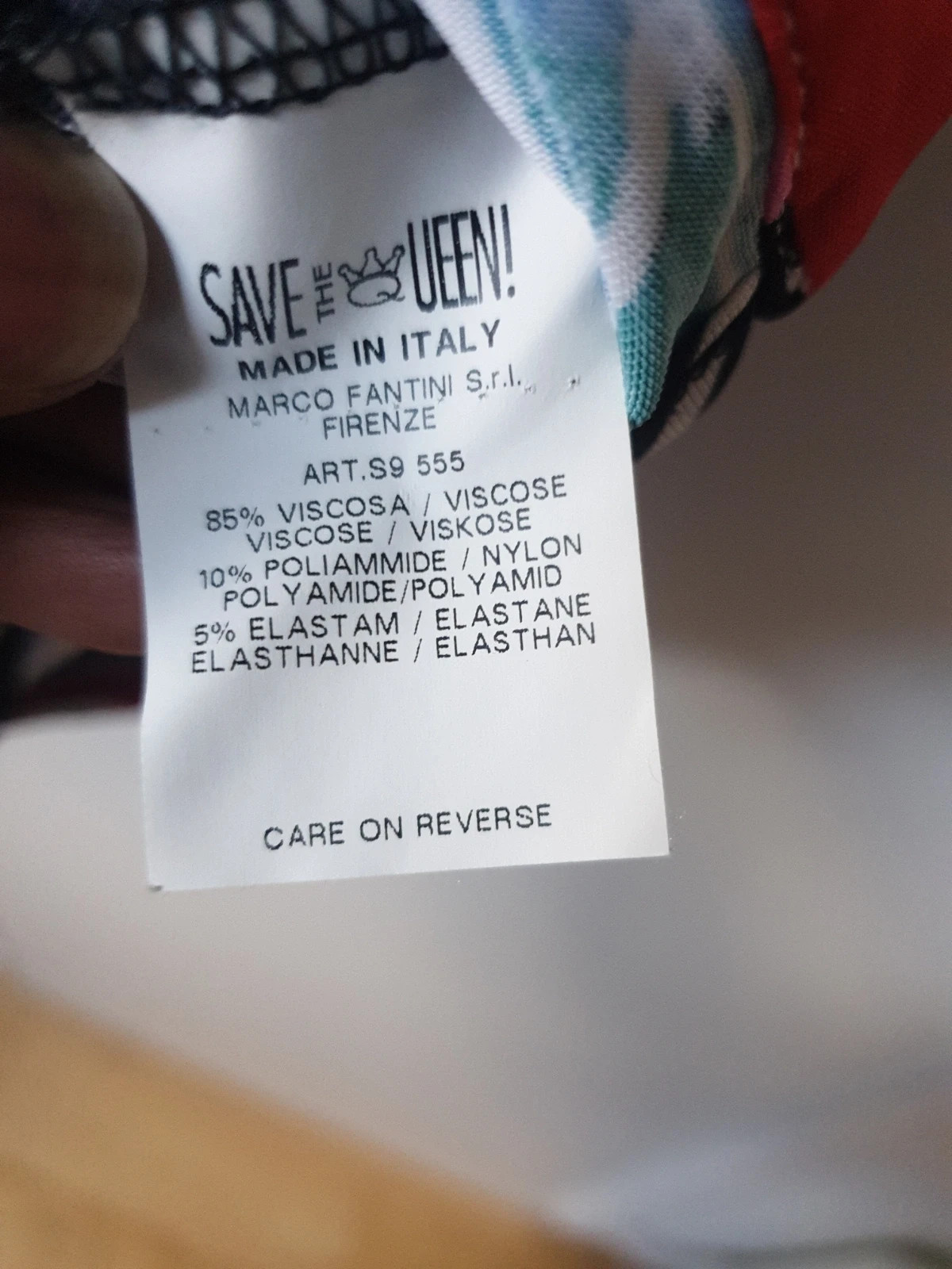 Splendide chemise de la célèbre marque italienne Save the queen. Des couleurs chatoyantes pour démarrer l'été. Agréable et confortable pour un look tendance et original. De nombreux détails propres à la marque. Un bijou. Quasi neuf car peu porté.
Envoi uniquement par chronopost et colissimo. 7