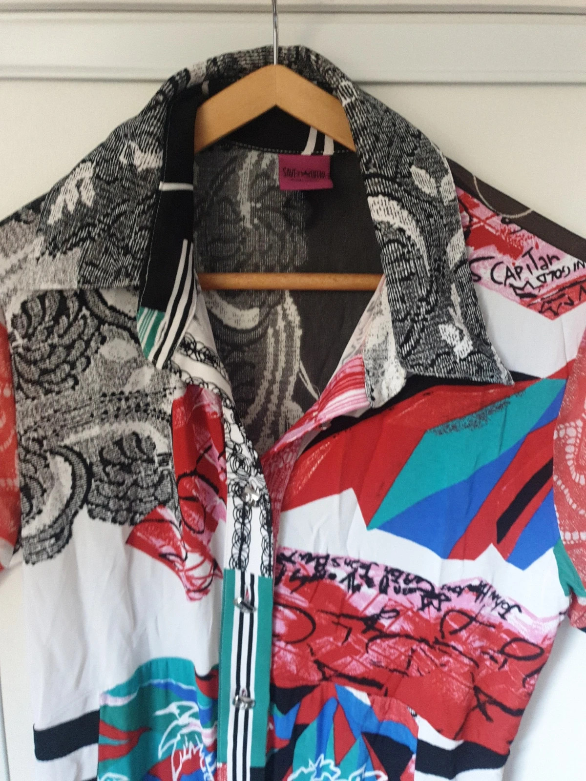 Splendide chemise de la célèbre marque italienne Save the queen. Des couleurs chatoyantes pour démarrer l'été. Agréable et confortable pour un look tendance et original. De nombreux détails propres à la marque. Un bijou. Quasi neuf car peu porté.
Envoi uniquement par chronopost et colissimo. 5