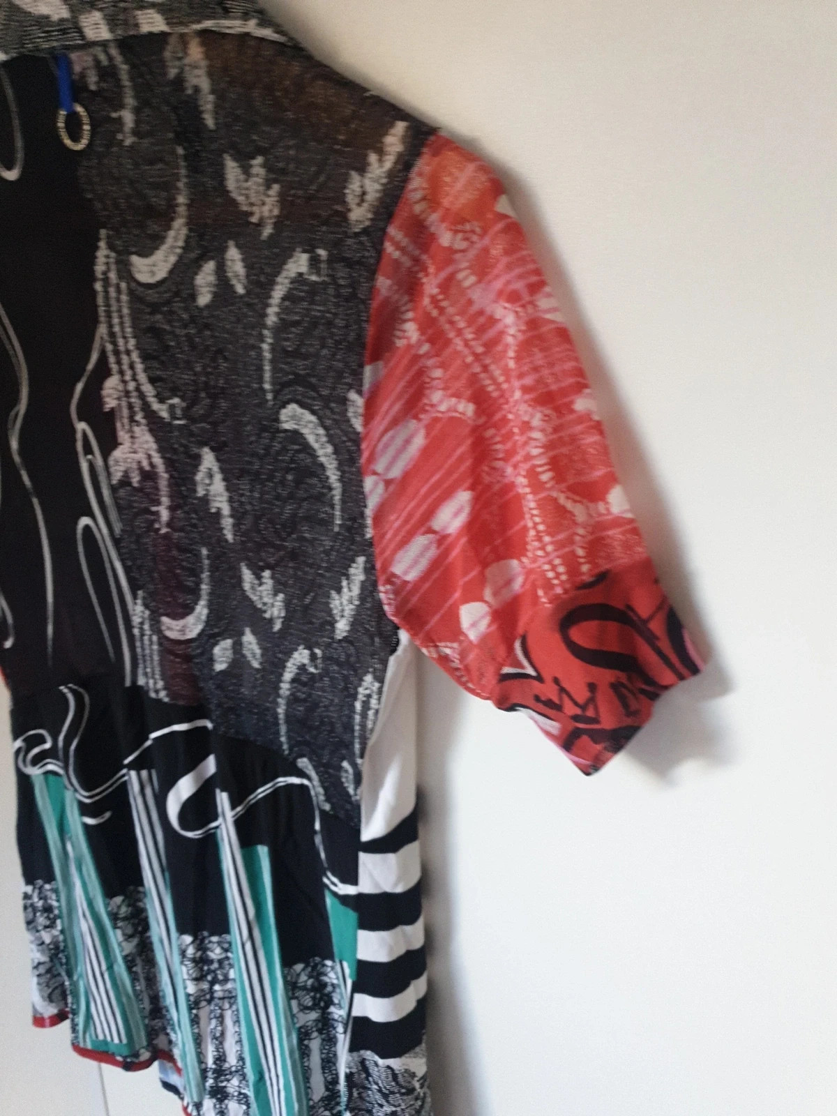 Splendide chemise de la célèbre marque italienne Save the queen. Des couleurs chatoyantes pour démarrer l'été. Agréable et confortable pour un look tendance et original. De nombreux détails propres à la marque. Un bijou. Quasi neuf car peu porté.
Envoi uniquement par chronopost et colissimo. 10