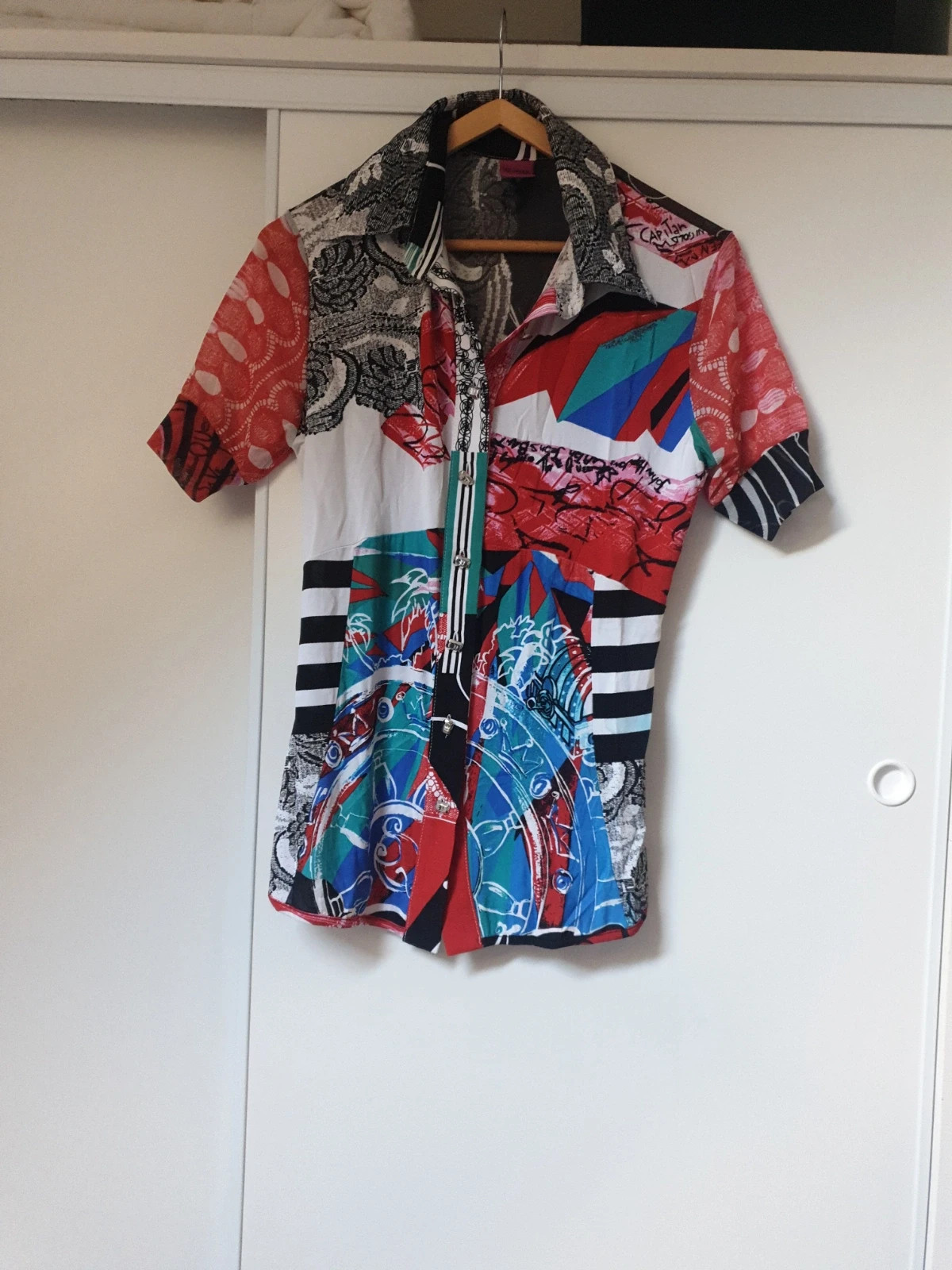 Splendide chemise de la célèbre marque italienne Save the queen. Des couleurs chatoyantes pour démarrer l'été. Agréable et confortable pour un look tendance et original. De nombreux détails propres à la marque. Un bijou. Quasi neuf car peu porté.
Envoi uniquement par chronopost et colissimo.