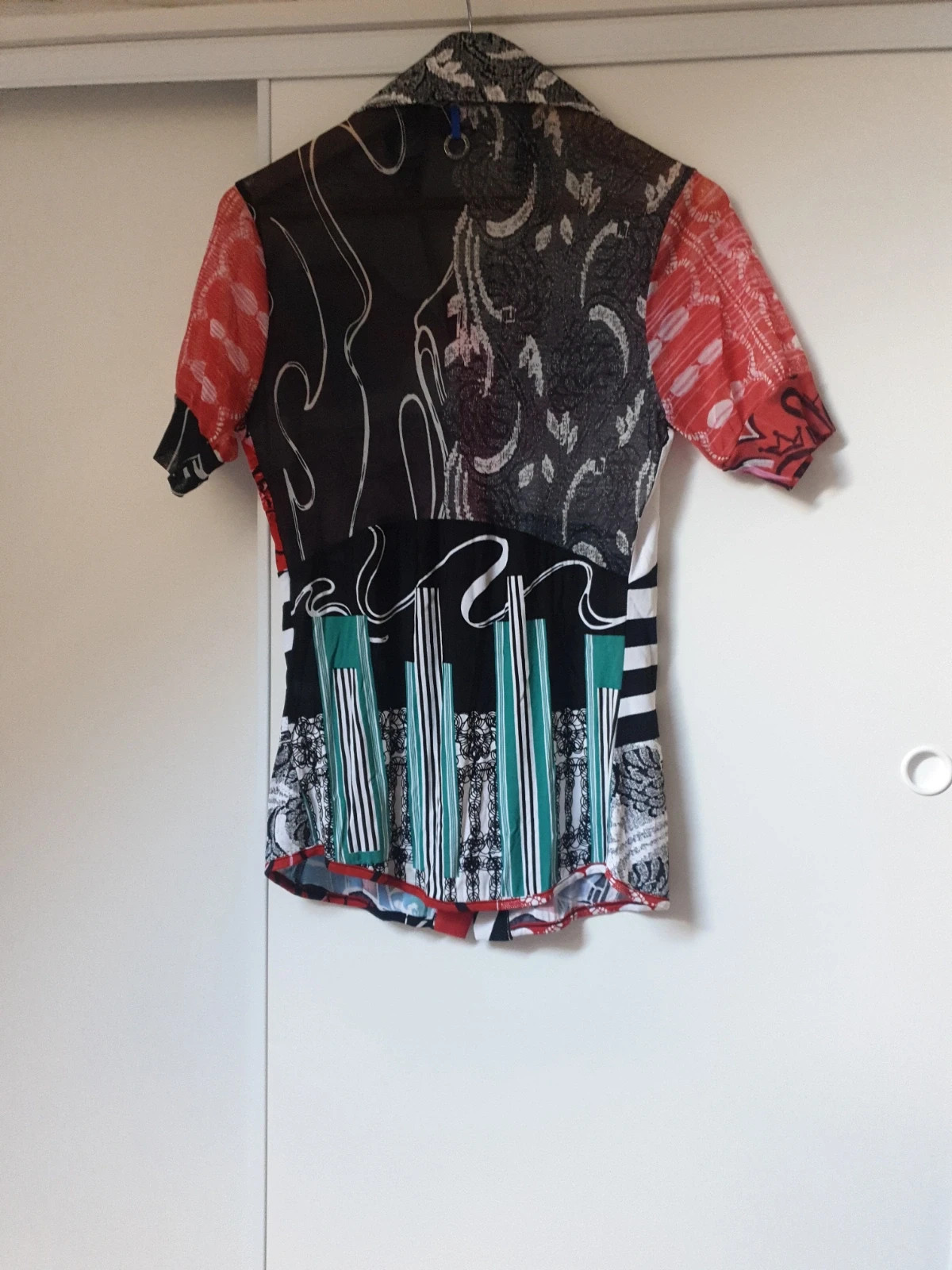 Splendide chemise de la célèbre marque italienne Save the queen. Des couleurs chatoyantes pour démarrer l'été. Agréable et confortable pour un look tendance et original. De nombreux détails propres à la marque. Un bijou. Quasi neuf car peu porté.
Envoi uniquement par chronopost et colissimo. 8