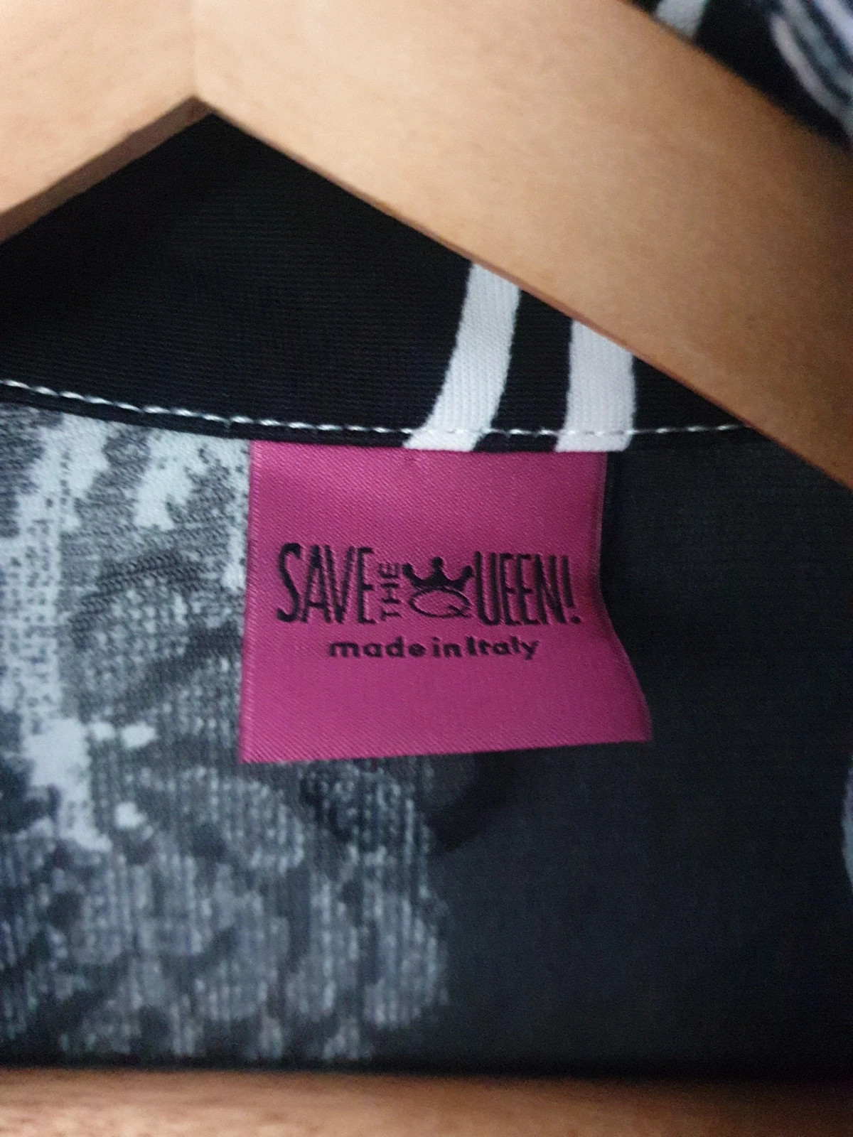 Splendide chemise de la célèbre marque italienne Save the queen. Des couleurs chatoyantes pour démarrer l'été. Agréable et confortable pour un look tendance et original. De nombreux détails propres à la marque. Un bijou. Quasi neuf car peu porté.
Envoi uniquement par chronopost et colissimo. 6