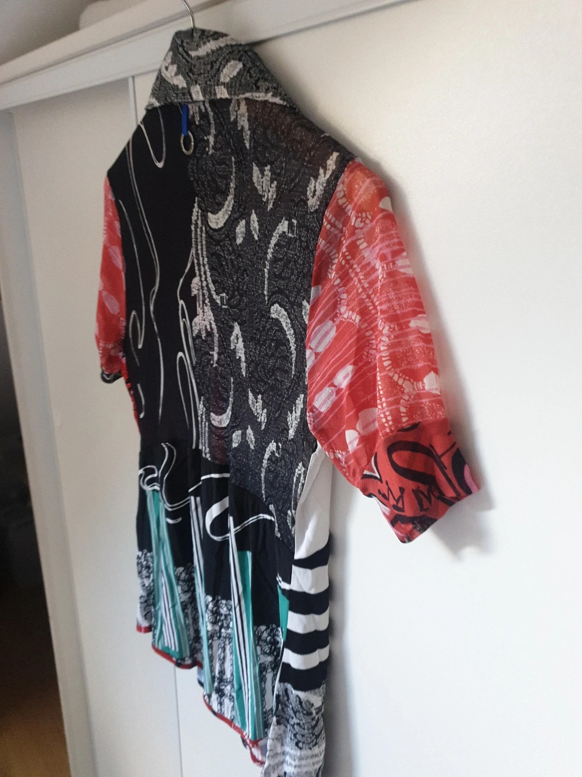 Splendide chemise de la célèbre marque italienne Save the queen. Des couleurs chatoyantes pour démarrer l'été. Agréable et confortable pour un look tendance et original. De nombreux détails propres à la marque. Un bijou. Quasi neuf car peu porté.
Envoi uniquement par chronopost et colissimo. 11