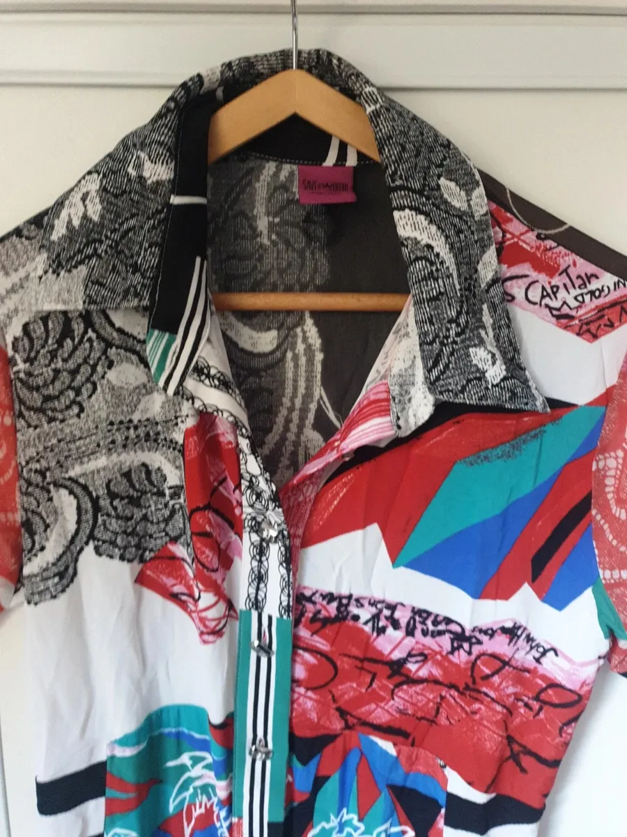 Splendide chemise de la célèbre marque italienne Save the queen. Des couleurs chatoyantes pour démarrer l'été. Agréable et confortable pour un look tendance et original. De nombreux détails propres à la marque. Un bijou. Quasi neuf car peu porté.
Envoi uniquement par chronopost et colissimo. 5