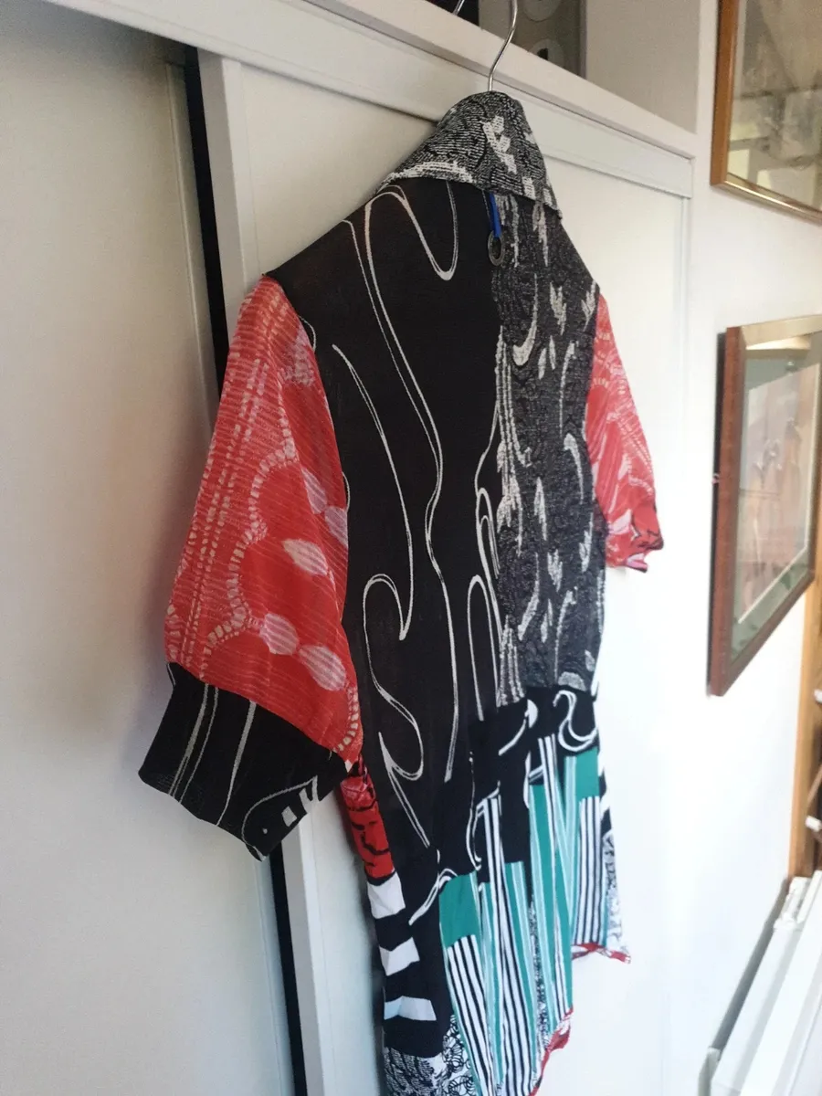 Splendide chemise de la célèbre marque italienne Save the queen. Des couleurs chatoyantes pour démarrer l'été. Agréable et confortable pour un look tendance et original. De nombreux détails propres à la marque. Un bijou. Quasi neuf car peu porté.
Envoi uniquement par chronopost et colissimo. 13