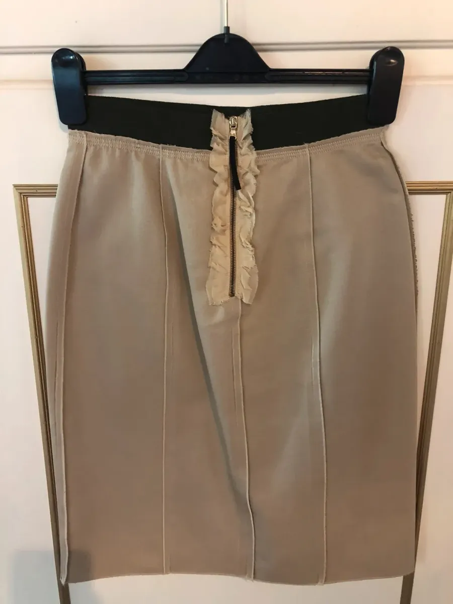Jupe Dolce & Gabbana en beige, pièce de la maison italienne iconique. Très bon état. Taille S (36). 2