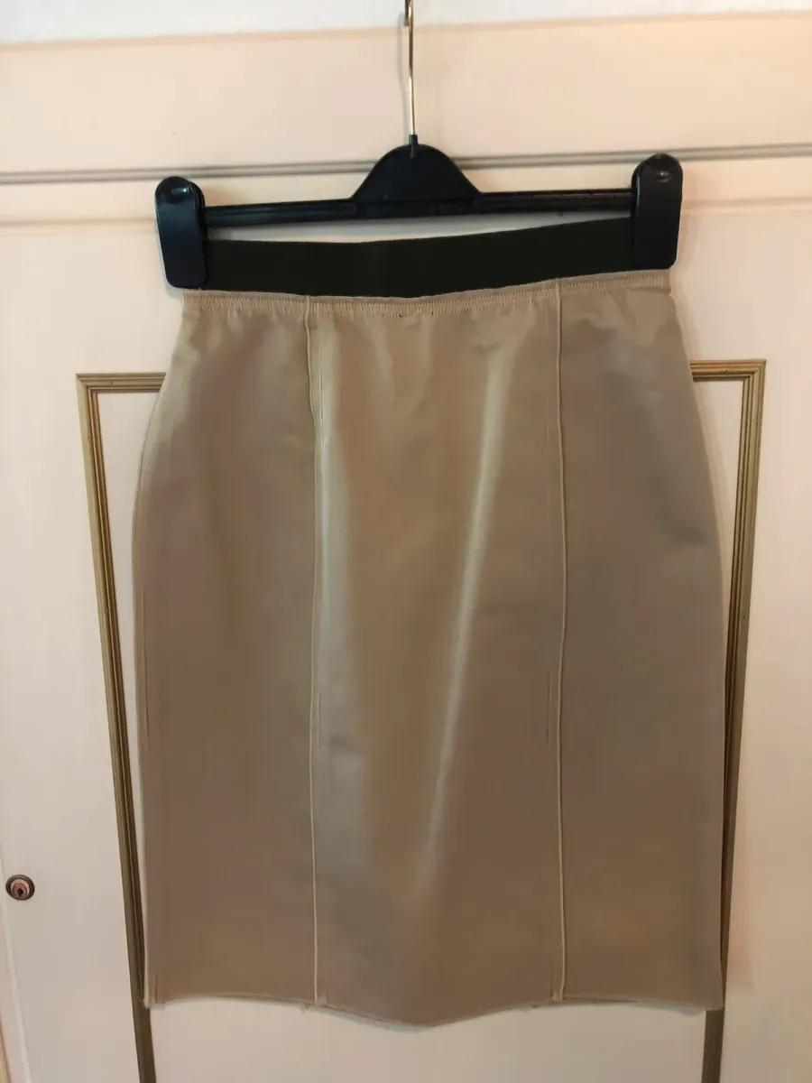 Jupe Dolce & Gabbana en beige, pièce de la maison italienne iconique. Très bon état. Taille S (36).