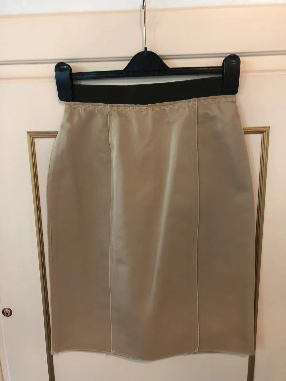 Jupe Dolce & Gabbana en beige, pièce de la maison italienne iconique. Très bon état. Taille S (36).