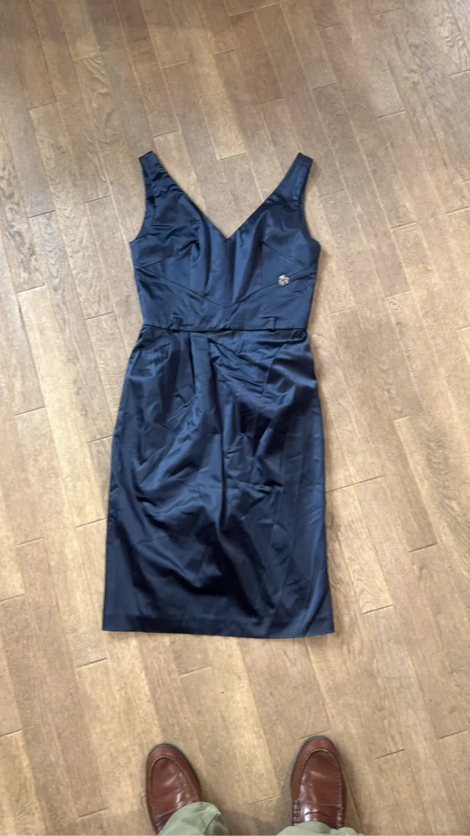 Robe de cocktail Galliano en satin marine avec col en V et broche décorative.