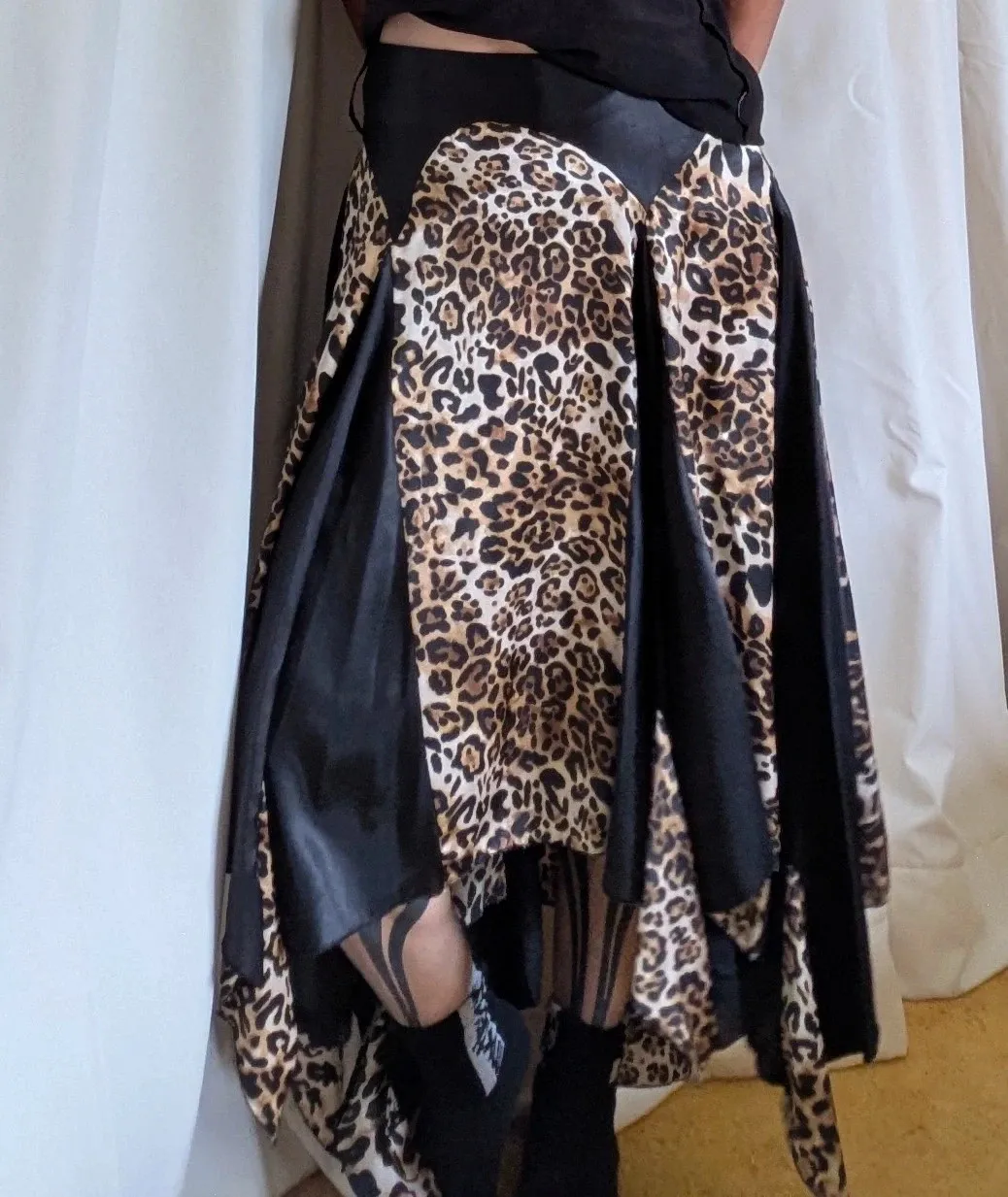 Vintage leopard-print skirt, a bold piece perfect for a festive look. Very good condition. Size L (40). 1