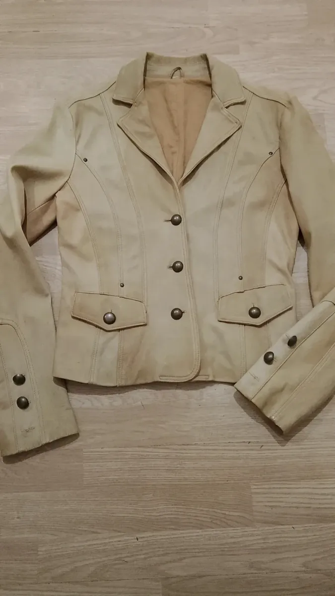 Blazer en cuir beige vintage, coupe intemporelle des années 70, une pièce unisexe authentique et élégante.