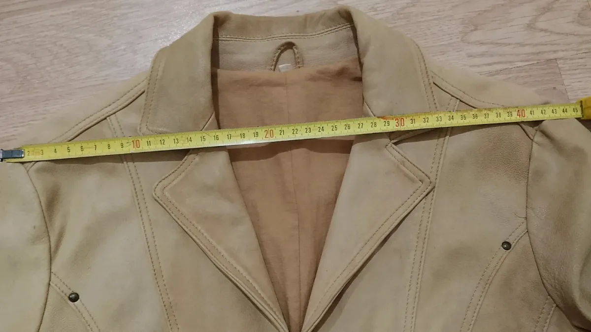 Blazer en cuir beige vintage, coupe intemporelle des années 70, une pièce unisexe authentique et élégante. 9