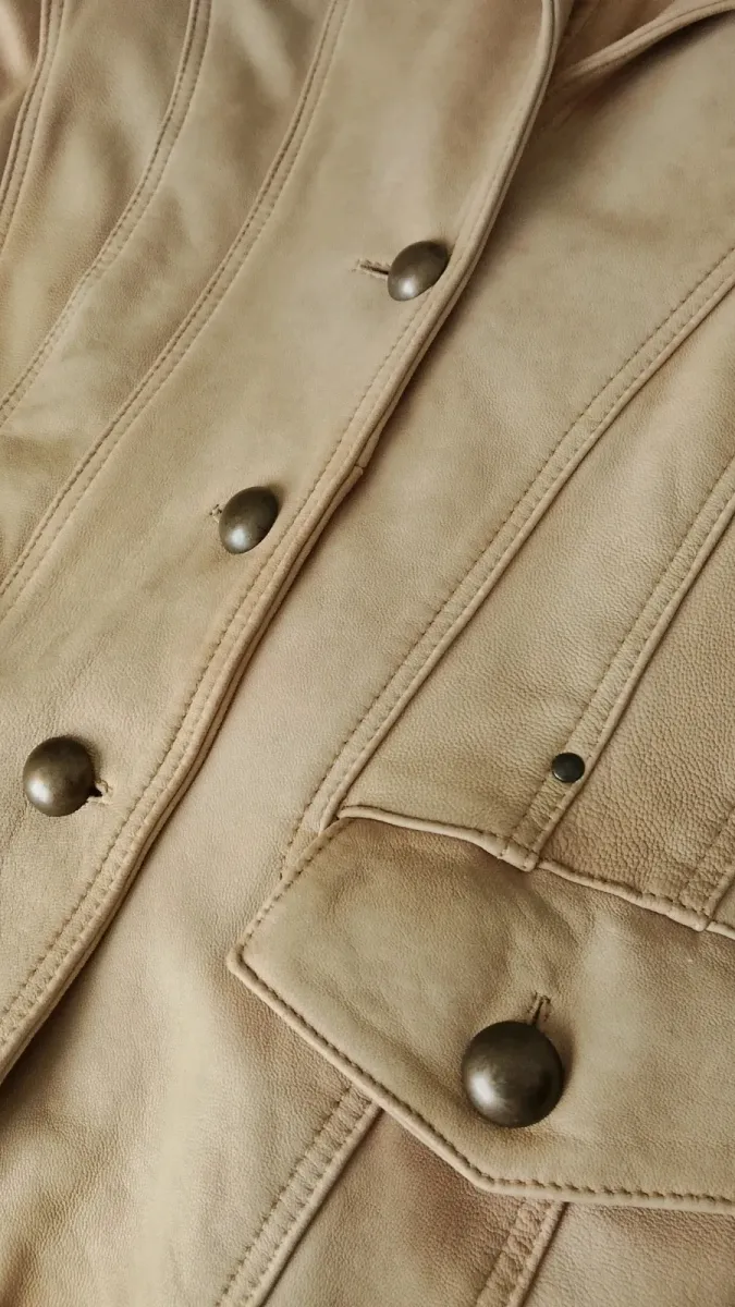 Blazer en cuir beige vintage, coupe intemporelle des années 70, une pièce unisexe authentique et élégante. 3