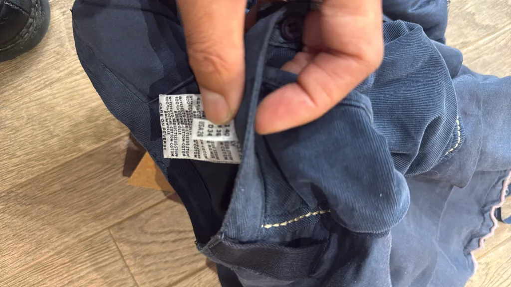 Jupe courte marine à volants et détails en velours côtelé, avec des liens ajustables et une doublure à carreaux, fabriquée en Italie. 9