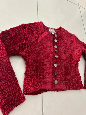 Gilet vintage femme Madame Zaza Of Marseille, couleur bordeaux, taille S, en très bon état.