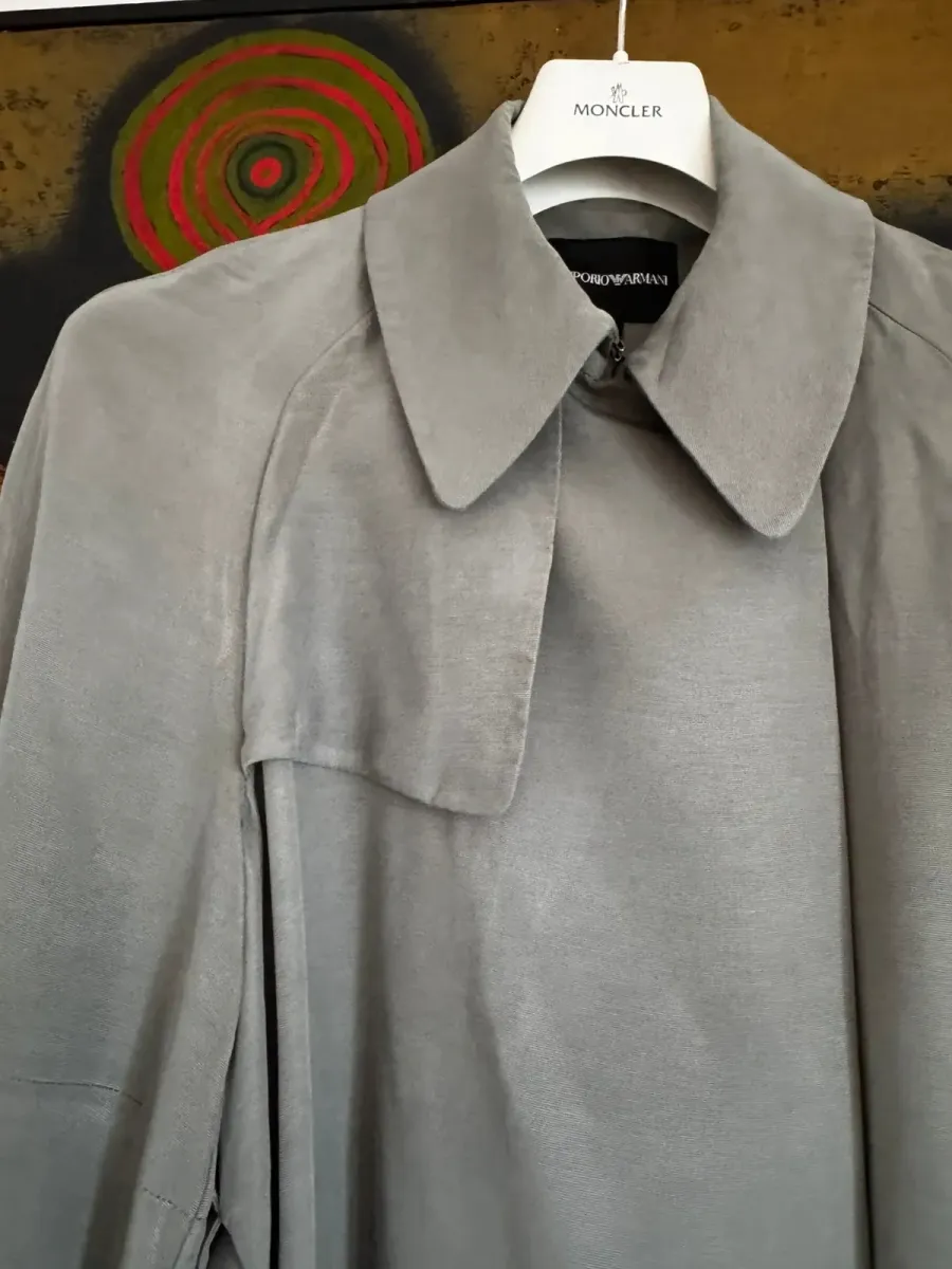 Giorgio Armani coat in green, a 2010s piece signed by the great Italian house. Excellent condition. Size S (36). 3