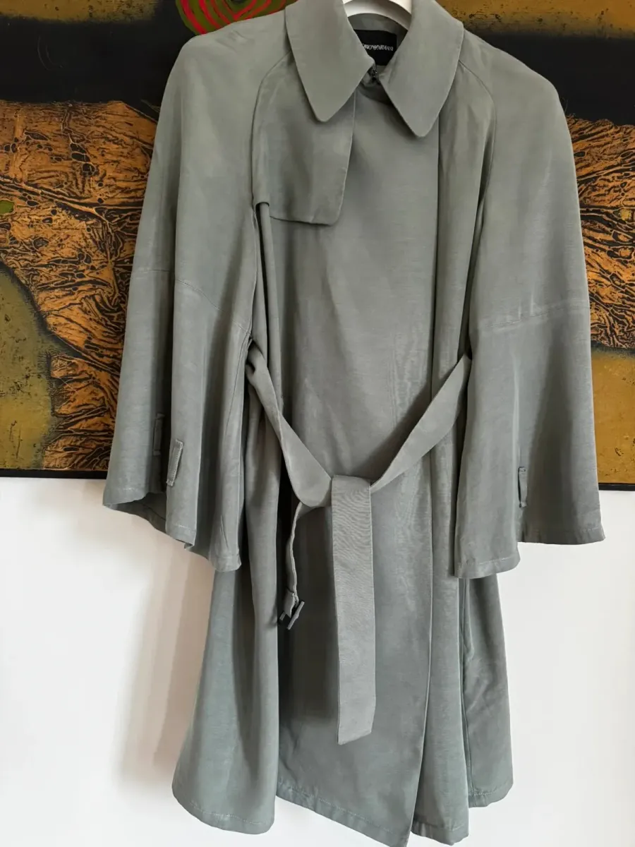 Giorgio Armani coat in green, a 2010s piece signed by the great Italian house. Excellent condition. Size S (36). 2