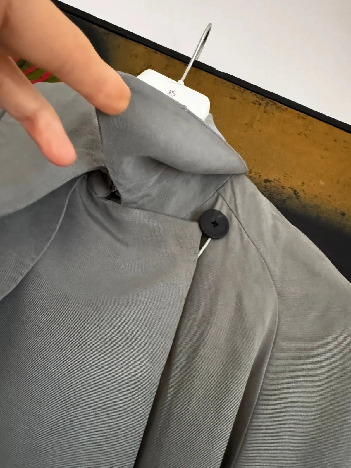 Giorgio Armani coat in green, a 2010s piece signed by the great Italian house. Excellent condition. Size S (36). 4