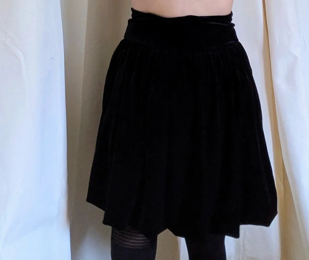 Vintage bubble skirt with the signature balloon cut for an original silhouette. Very good condition. Size S (36). 2