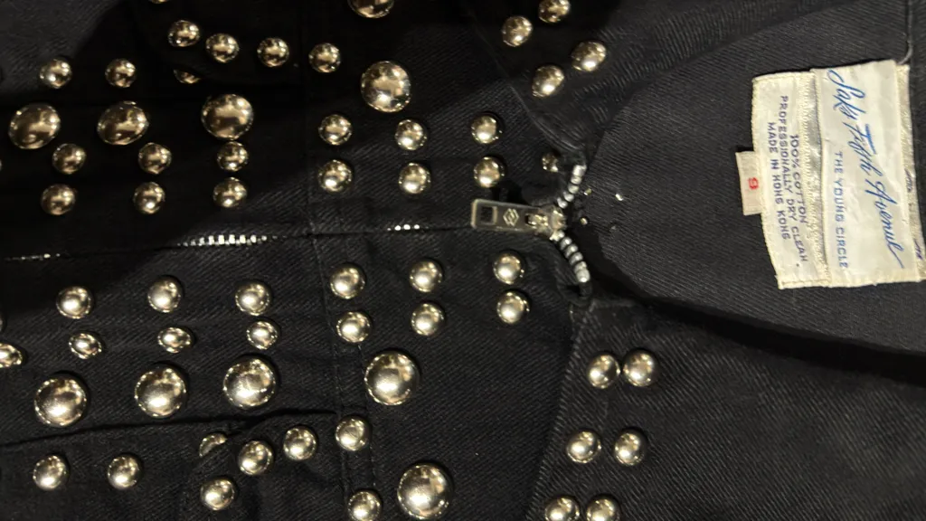 Ensemble Veste et pantalon patte d'éléphant noire en coton cloutée avec fermeture éclair, de la ligne The Young Circle de Saks Fifth Avenue. 5