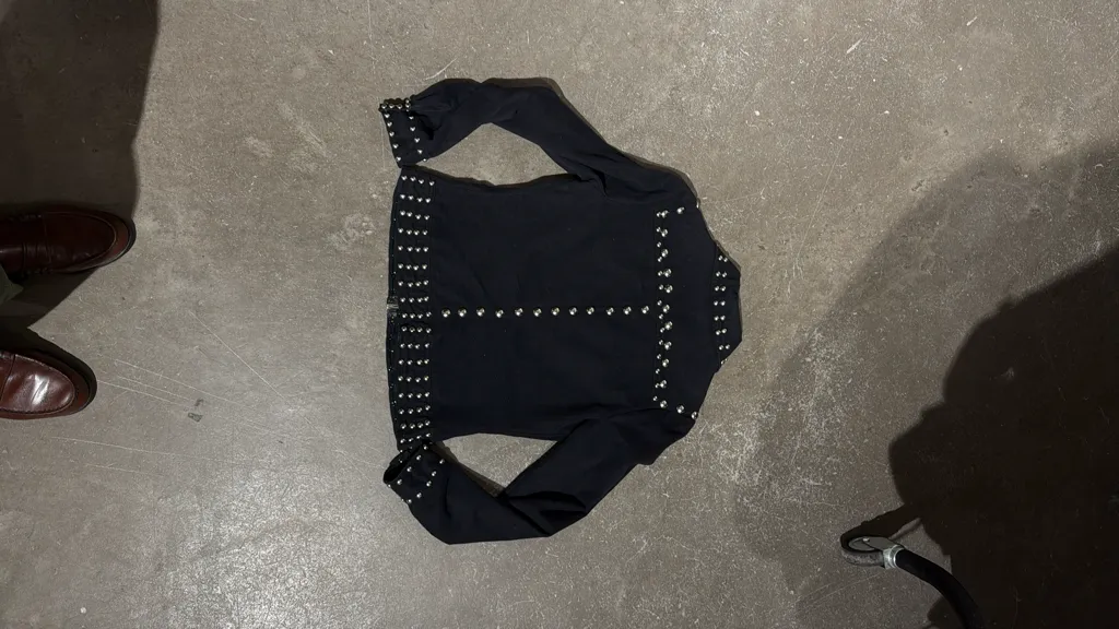 Ensemble Veste et pantalon patte d'éléphant noire en coton cloutée avec fermeture éclair, de la ligne The Young Circle de Saks Fifth Avenue. 6