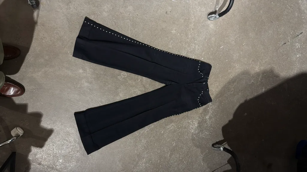 Ensemble Veste et pantalon patte d'éléphant noire en coton cloutée avec fermeture éclair, de la ligne The Young Circle de Saks Fifth Avenue. 7