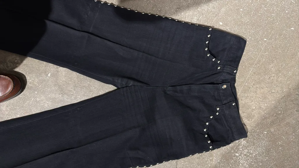 Ensemble Veste et pantalon patte d'éléphant noire en coton cloutée avec fermeture éclair, de la ligne The Young Circle de Saks Fifth Avenue. 8