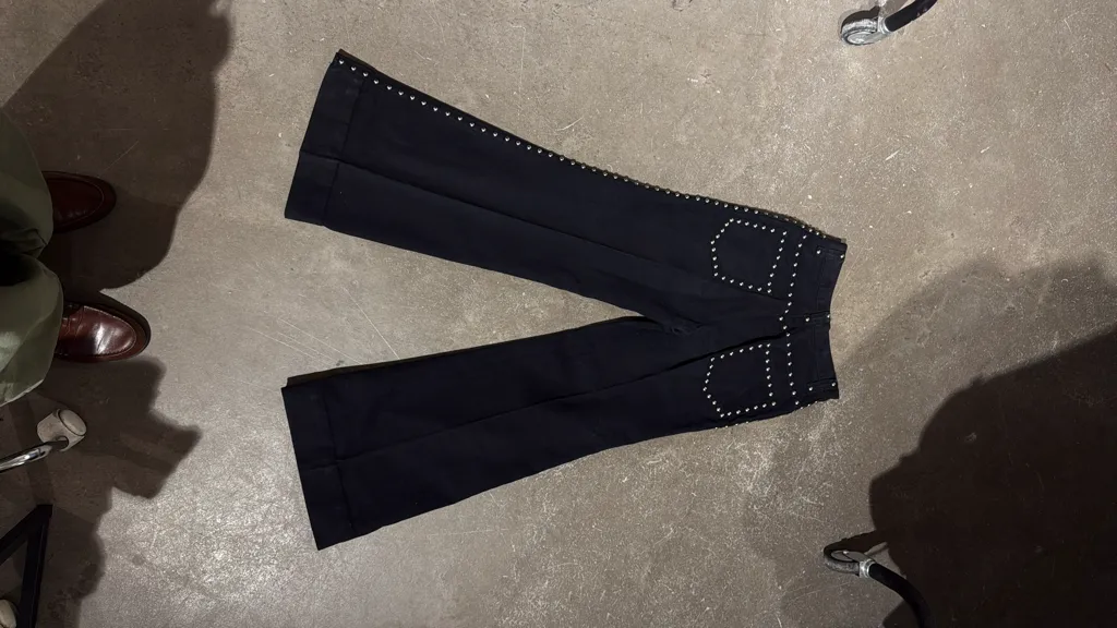 Ensemble Veste et pantalon patte d'éléphant noire en coton cloutée avec fermeture éclair, de la ligne The Young Circle de Saks Fifth Avenue. 9