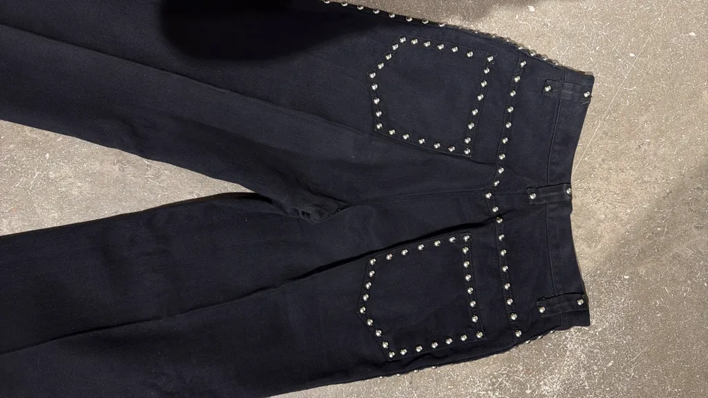 Ensemble Veste et pantalon patte d'éléphant noire en coton cloutée avec fermeture éclair, de la ligne The Young Circle de Saks Fifth Avenue. 10