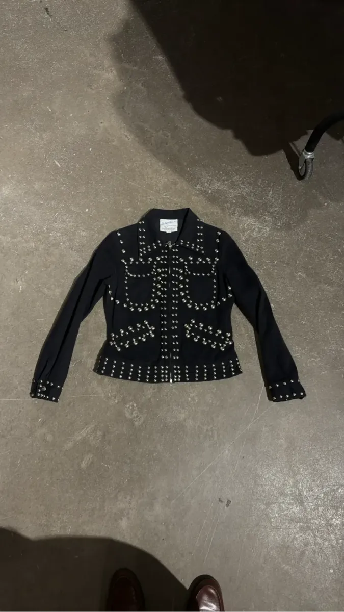 Ensemble Veste et pantalon patte d'éléphant noire en coton cloutée avec fermeture éclair, de la ligne The Young Circle de Saks Fifth Avenue.