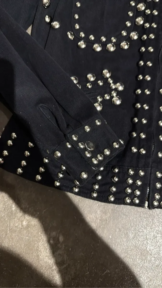Ensemble Veste et pantalon patte d'éléphant noire en coton cloutée avec fermeture éclair, de la ligne The Young Circle de Saks Fifth Avenue. 3